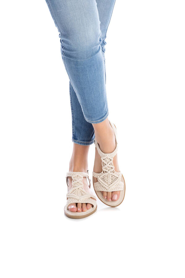 XTI Sandalia estilo macram&eacute; marfil