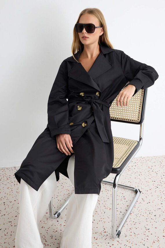 Trench impermeable con cinturón