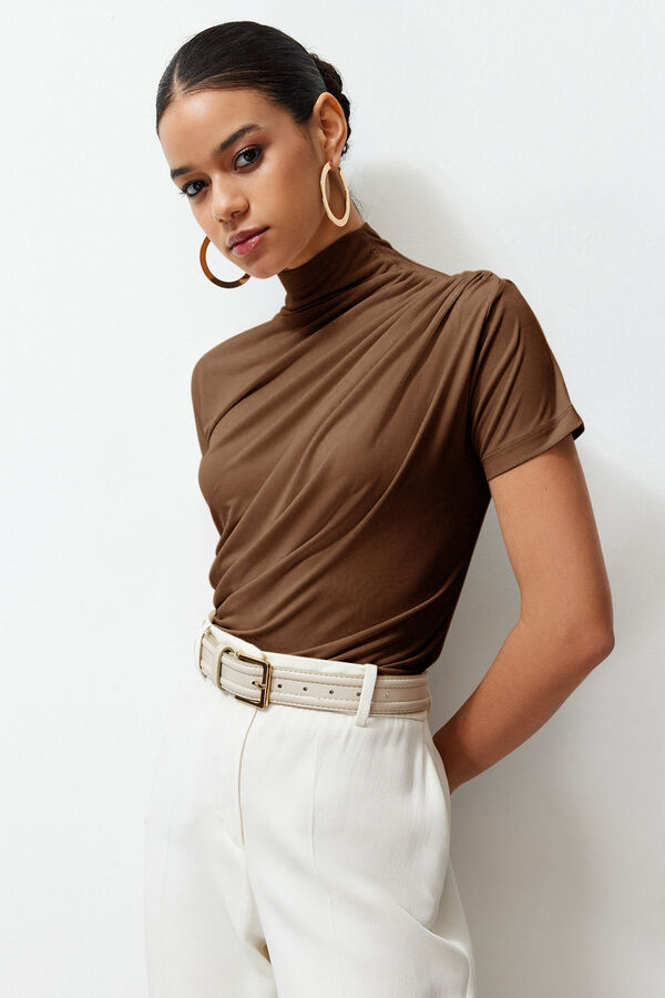 Trendyol Blusa con cuello alto marr&oacute;n