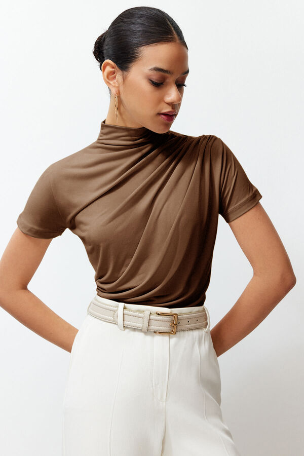 Trendyol Blusa con cuello alto marr&oacute;n