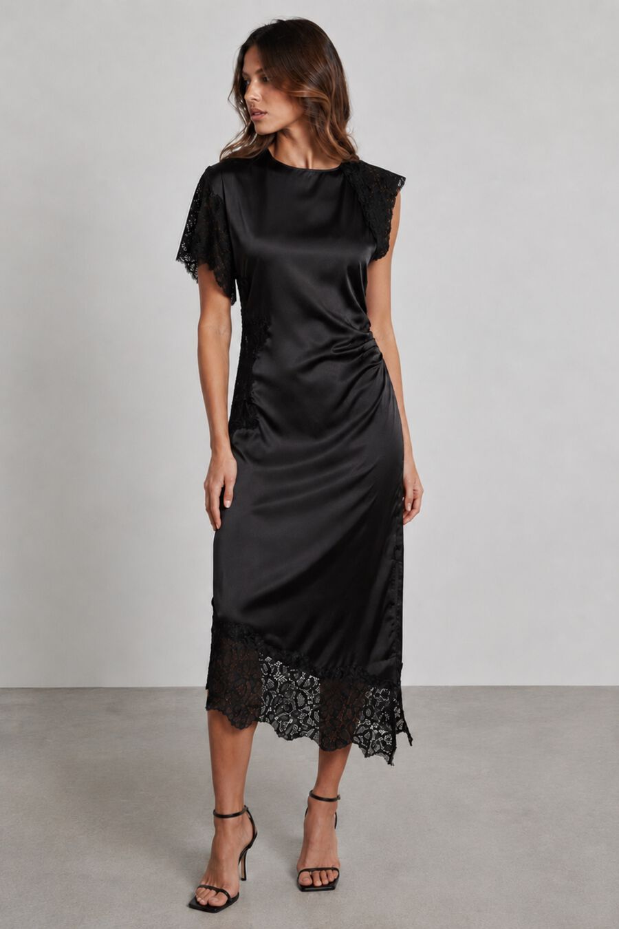 Vestido satinado con encaje