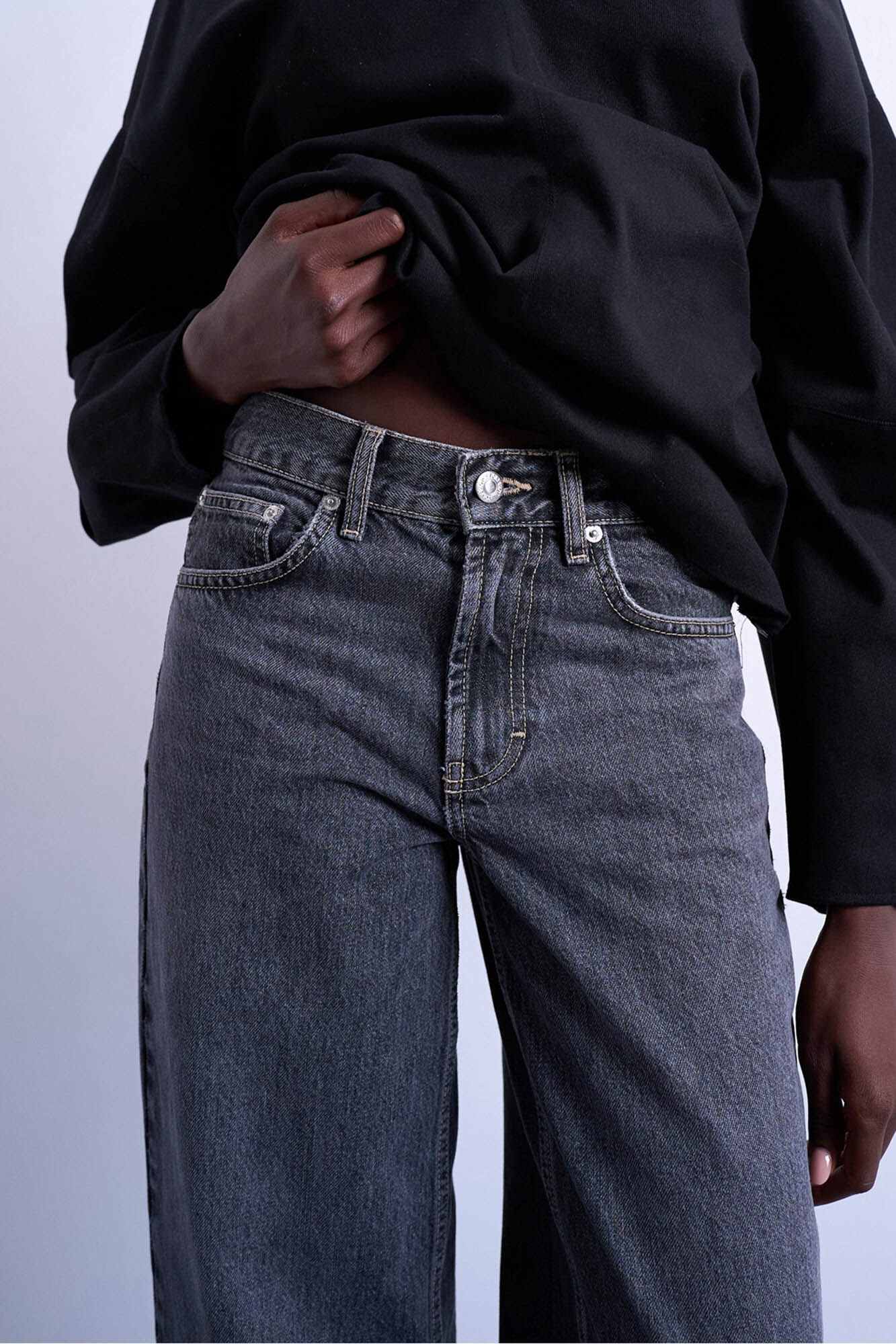 Topshop Cal&ccedil;a jeans larga de cintura baixo com cinto nas costas