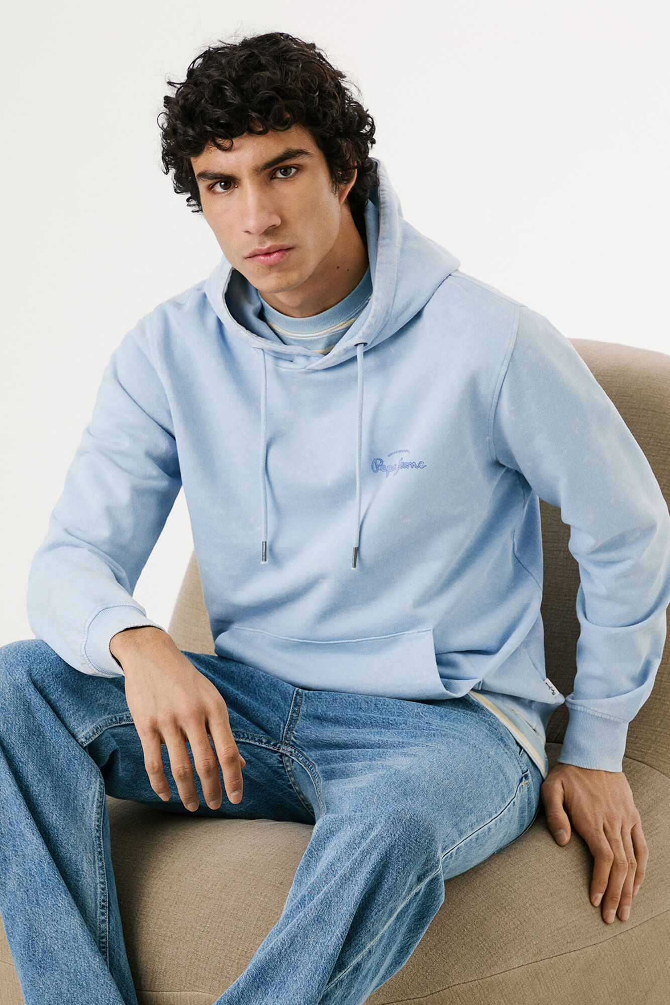 Pepe Jeans Sudadera lavada con logo peque&ntilde;o frontal y logo grande en la espalda.