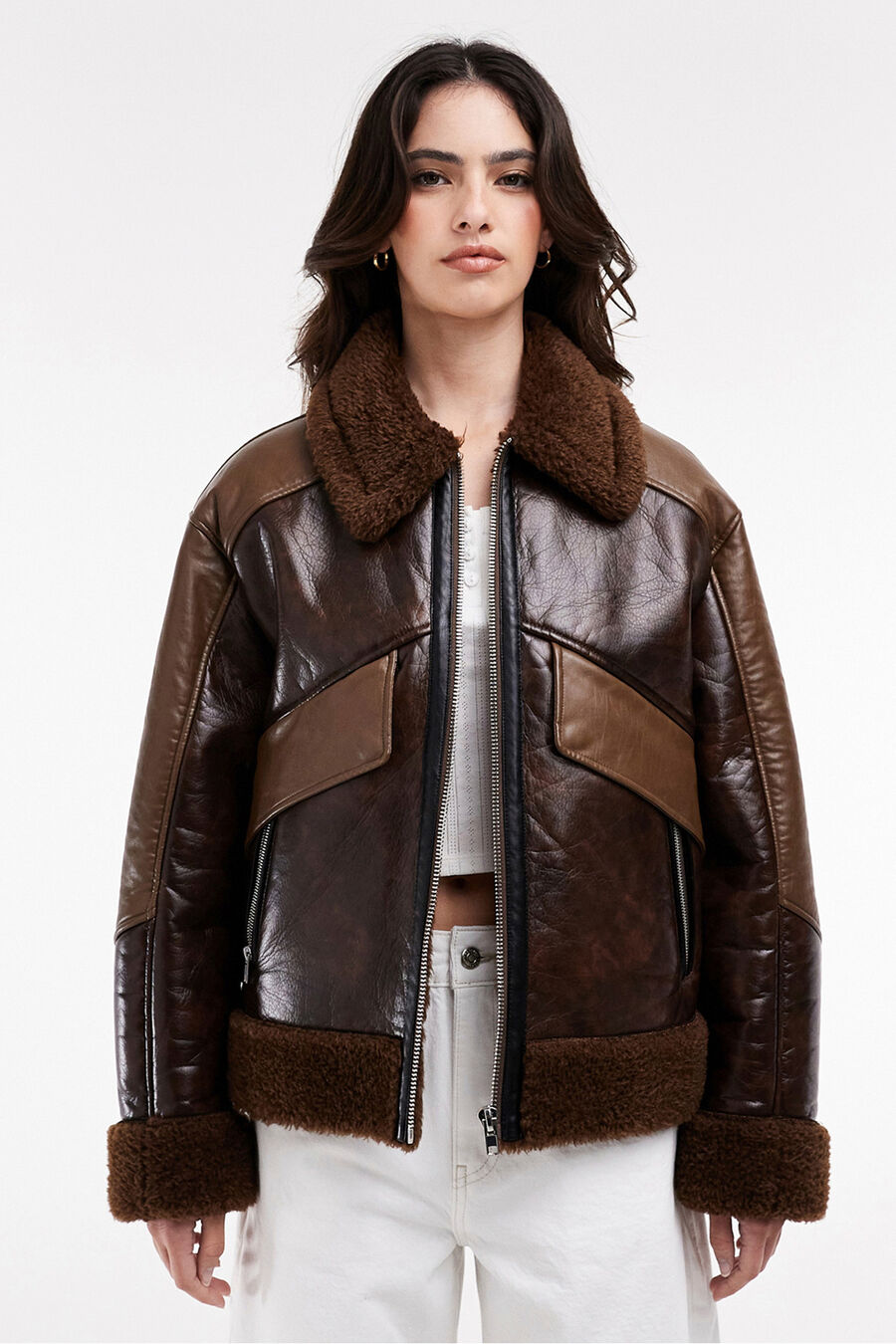 Chaqueta efecto piel combinada.