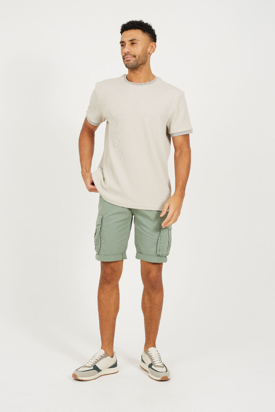 Short cargo con siete bolsillos