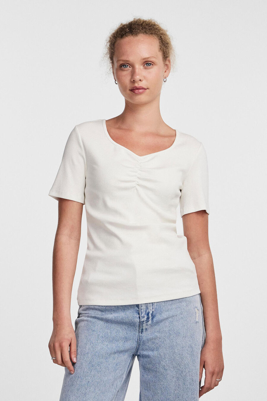 Top canalé manga corta y cuello en V.