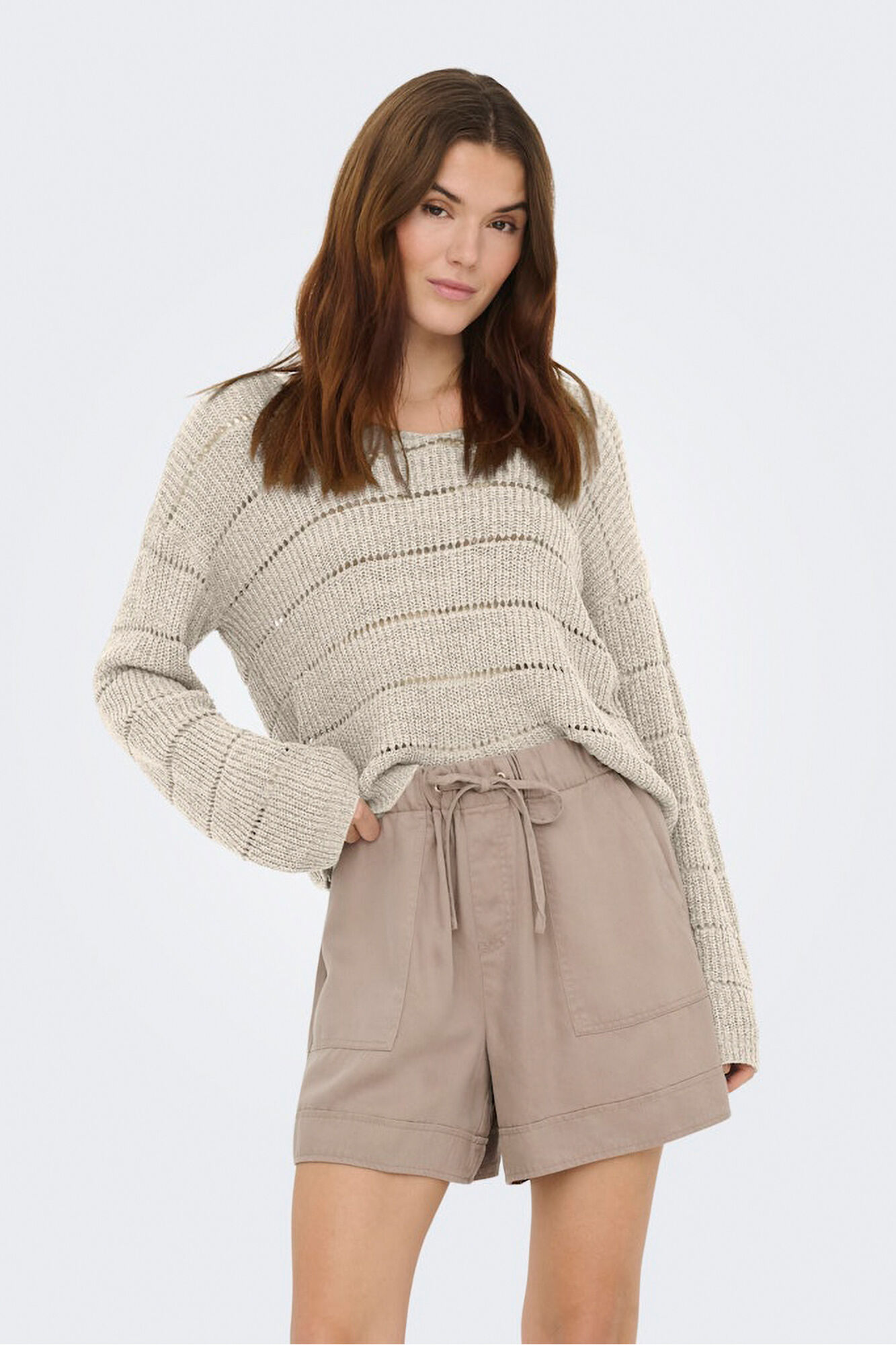 Only Camisola com detalhes vazados.<br/>- Gola em bico.<br/>- Manga comprida.<br/>- Regular fit.<br/>