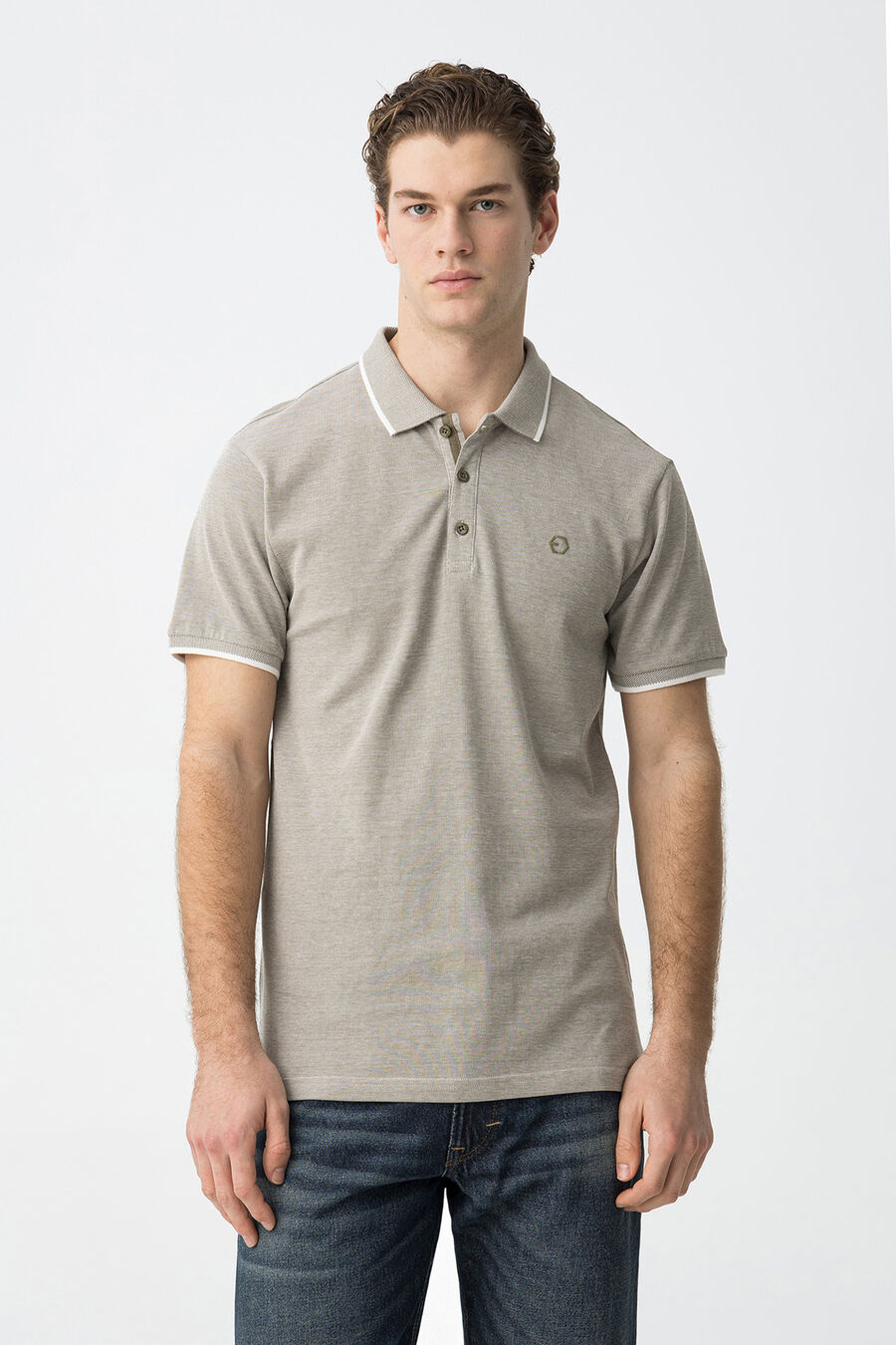 Polo de piqué detalle en relieve