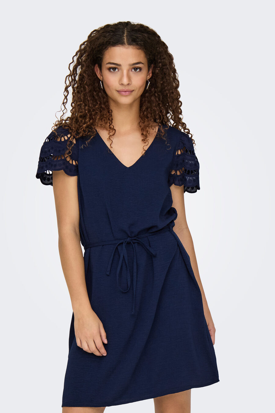 Vestido corto detalle encaje