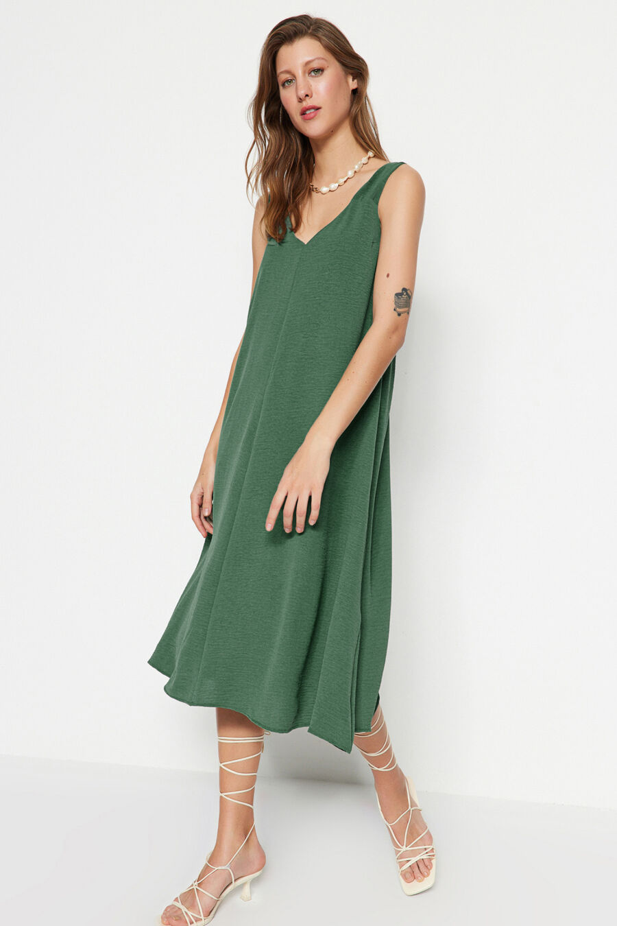 Vestido midi escote en pico