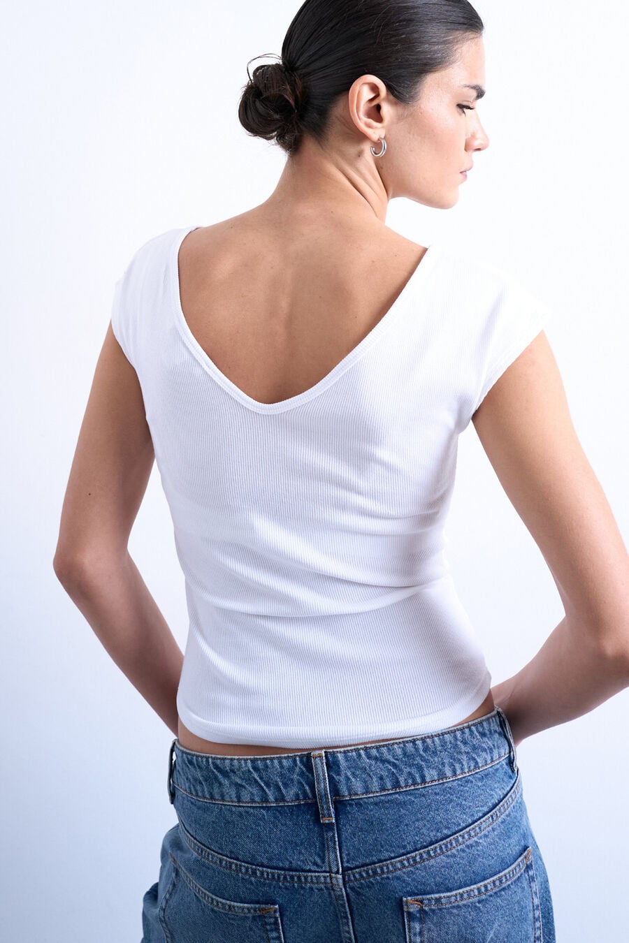 Top liso cuello pico