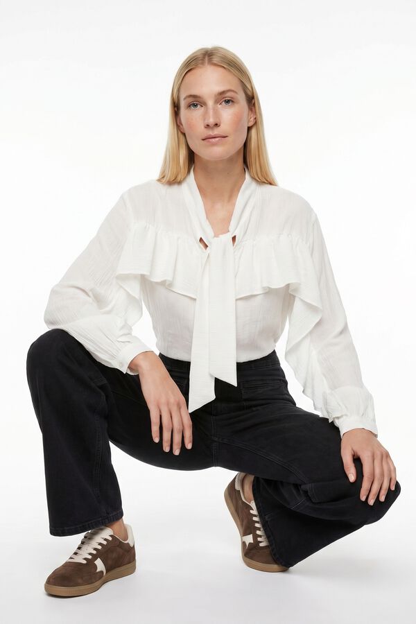 Tiffosi Bow and ruffle blouse beige