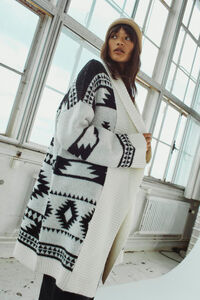 Noisy May Strickjacke mit ethnischem Ausschnitt