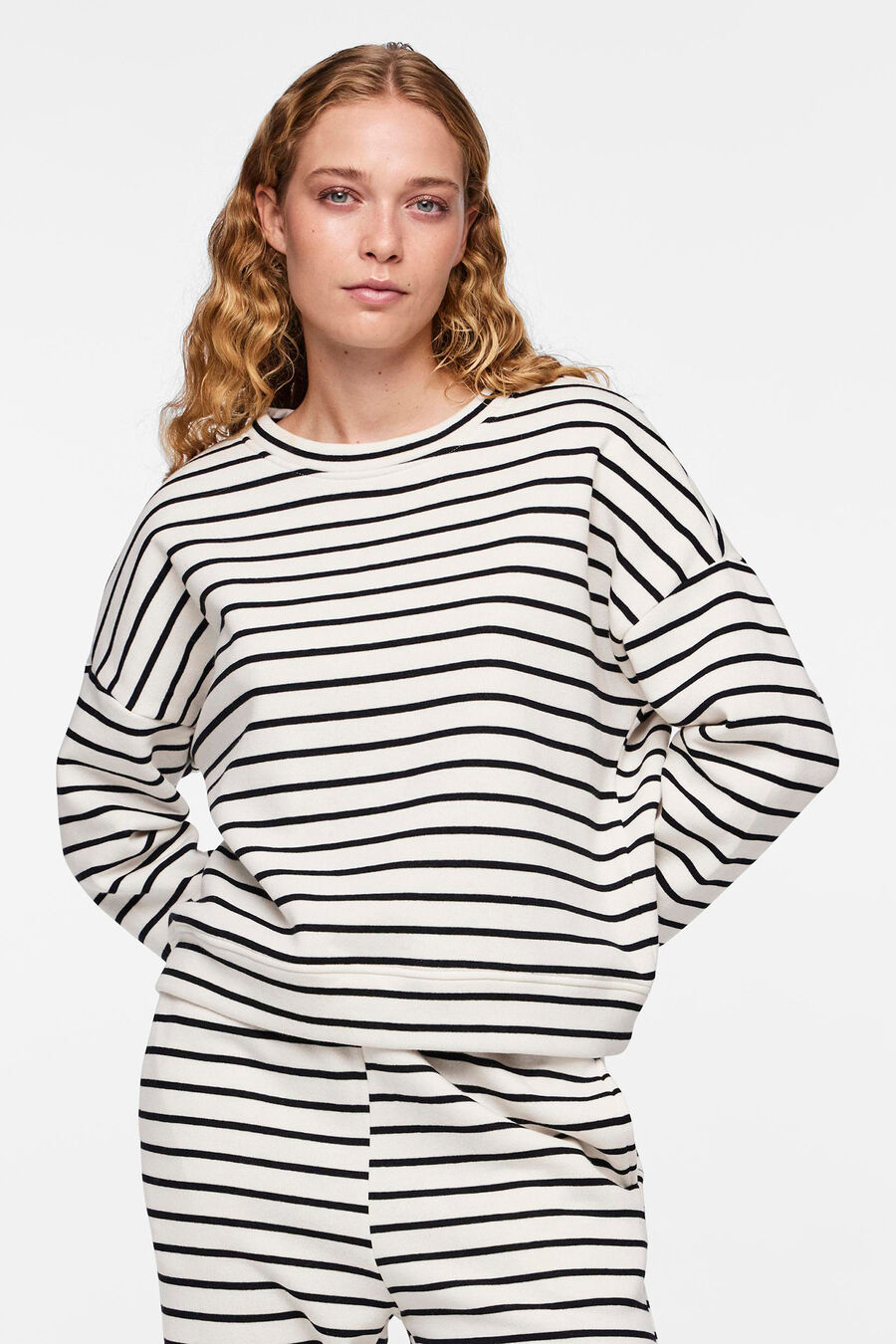 Cotton sweatshirt with striped print. Closed collar and long sleeves. Soft texture.