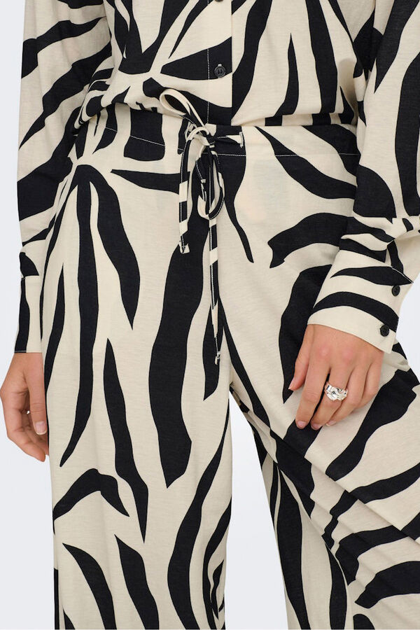 Only Pantal&oacute;n estampado floral negro