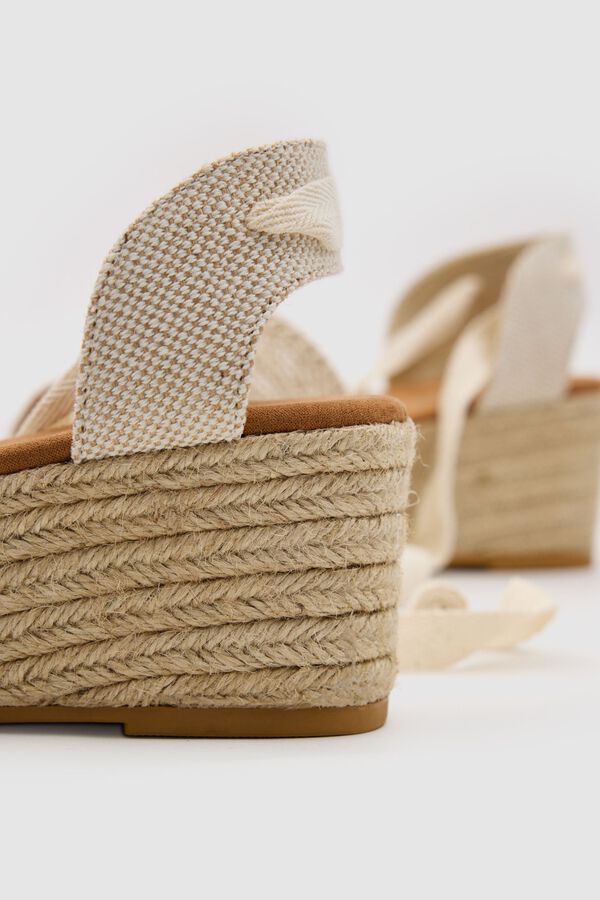 Inside Keilsandaletten aus Bast, Leinen und H&auml;kelstoff Beige