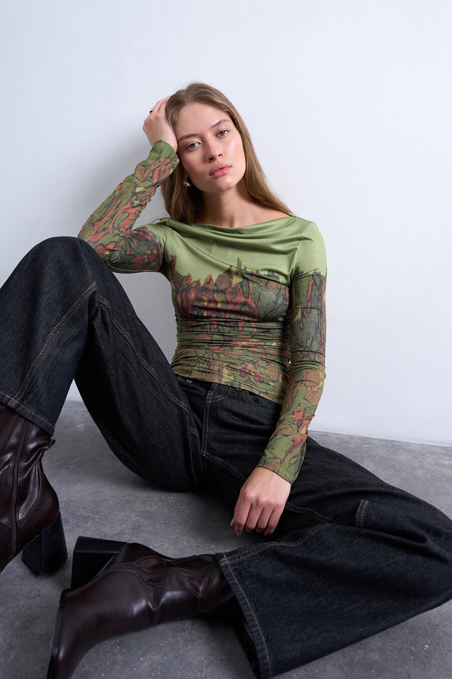 Top de manga larga con cuello barco, poliéster reciclado y elastano