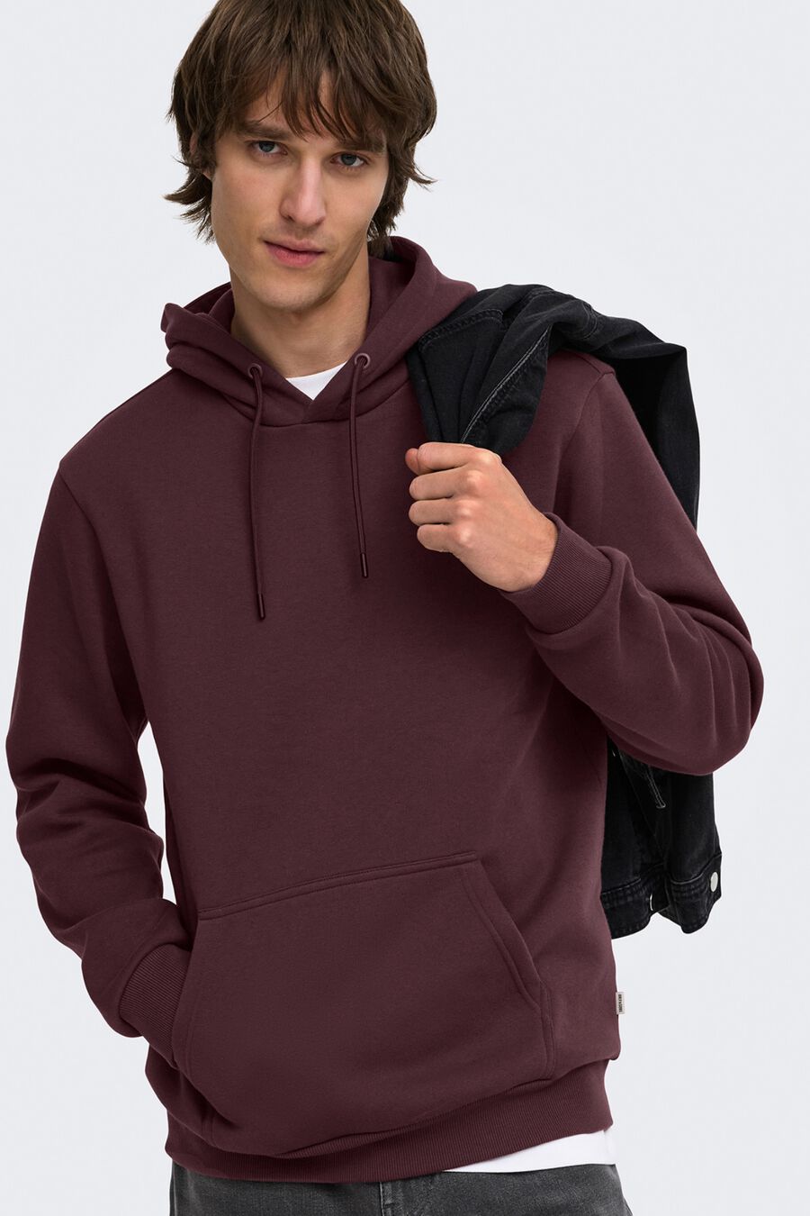 Sudadera con capucha y bolsillos
