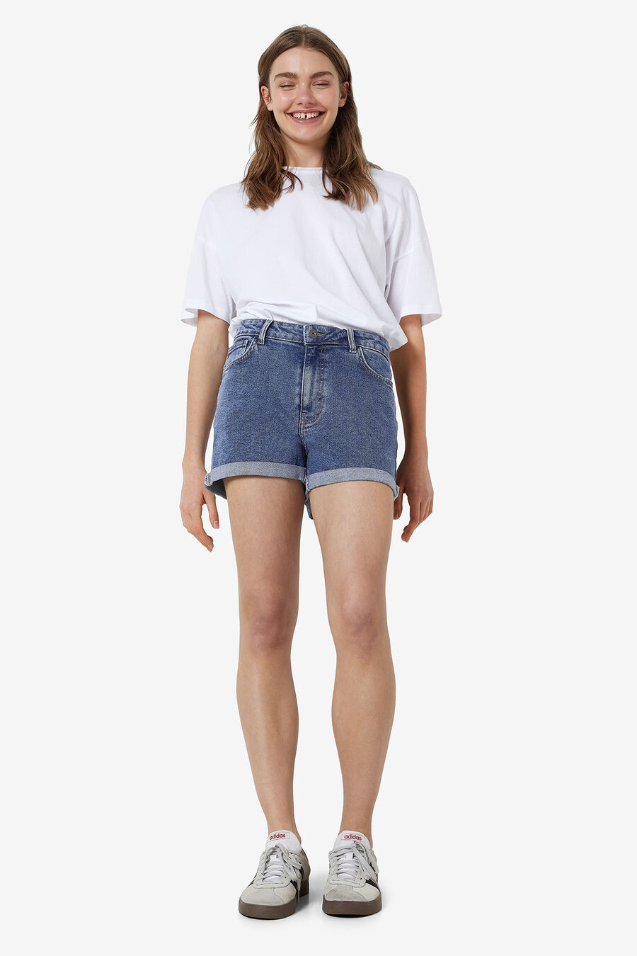 Short vaquero básico con dobladillo de cinco bolsillos.