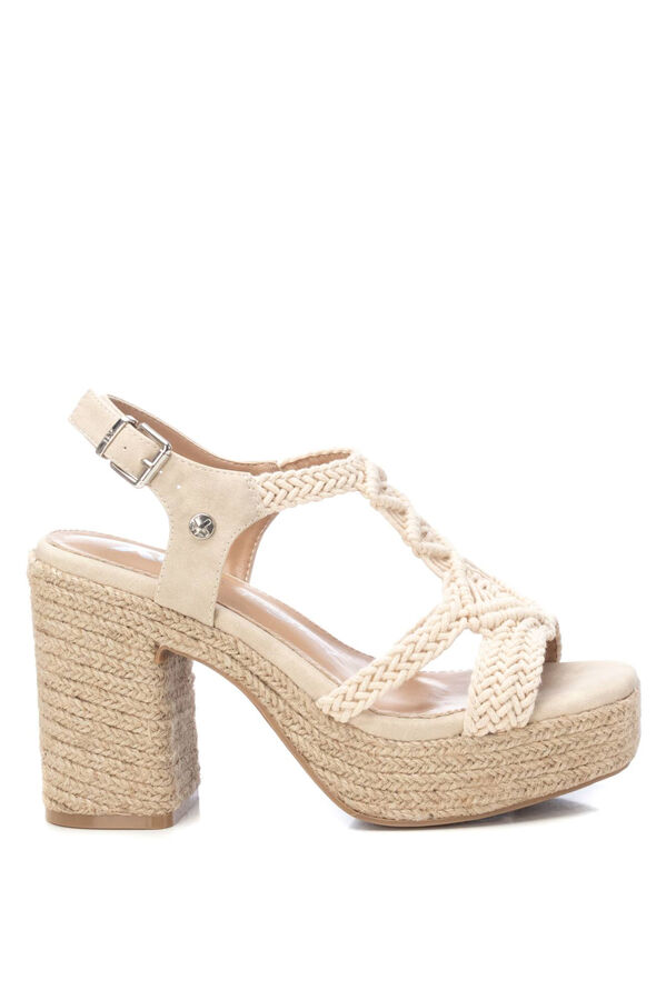 XTI Sandalia estilo macram&eacute; tac&oacute;n marfil