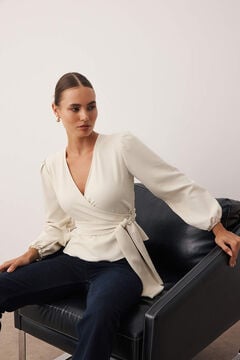Trendyol Blusa de manga larga cruzada marfil
