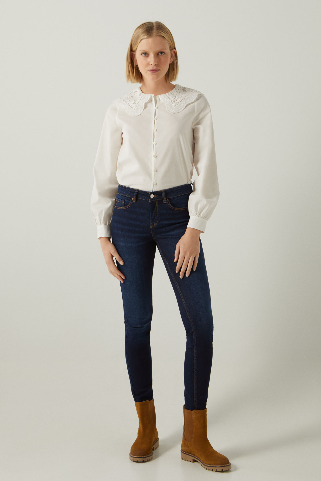 outfit con botas timberland azules mujer