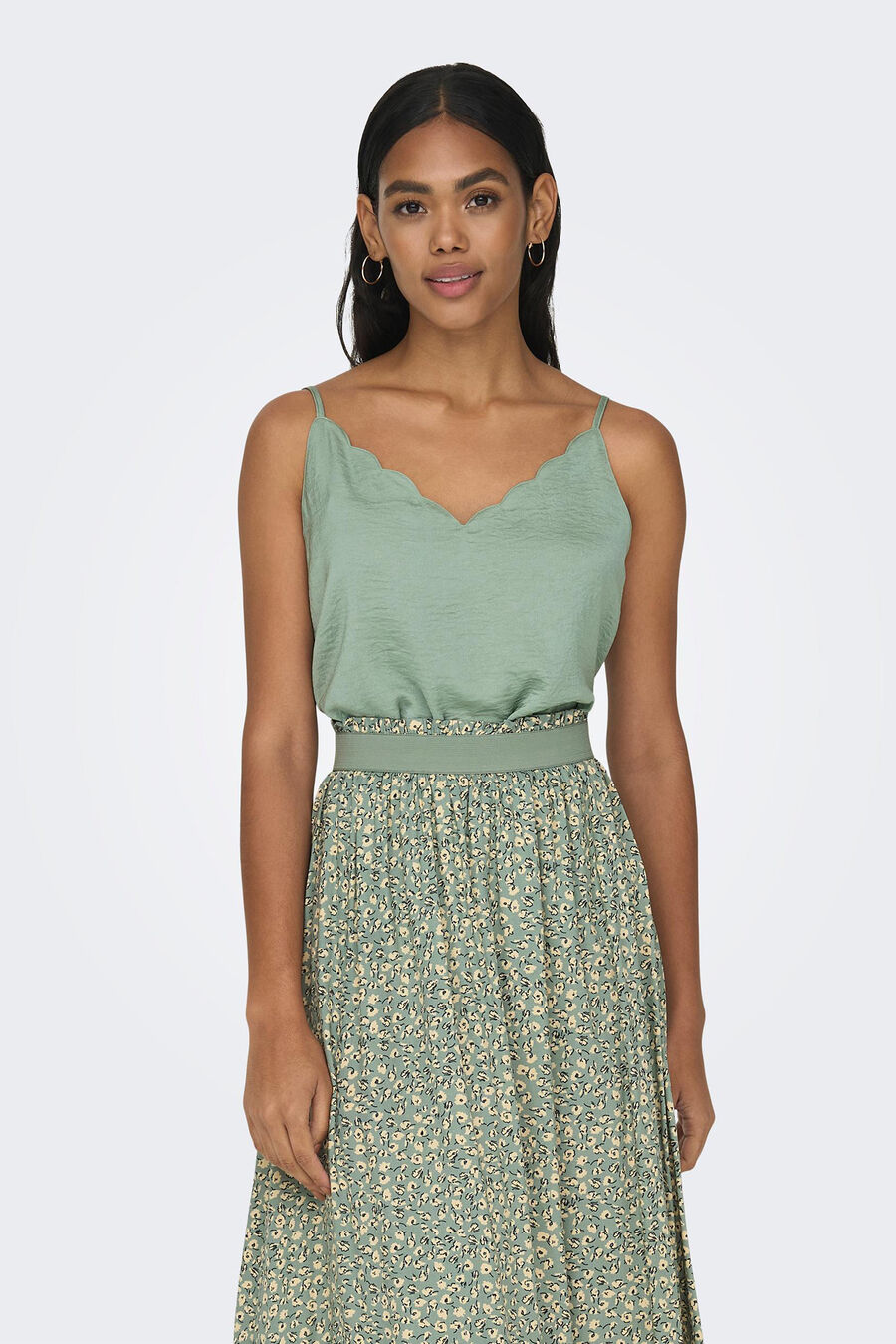 Top lencero ribeteado.