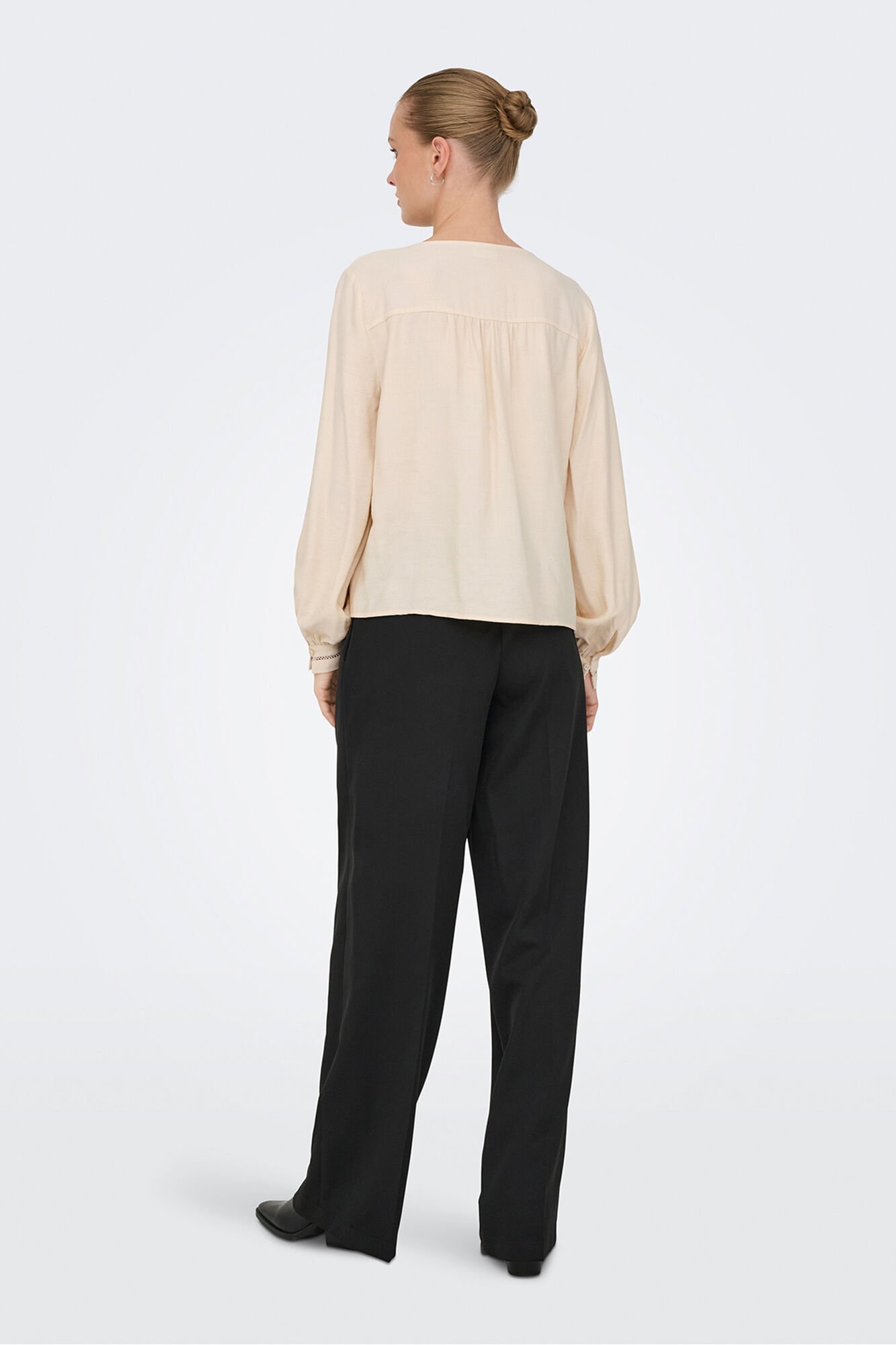 JDY Blusa manga larga bordada