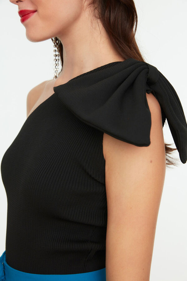 Trendyol Blusa com la&ccedil;o e uma manga preto