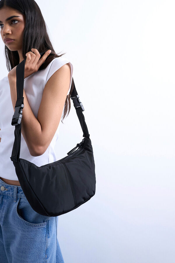 Topshop Bolso bandolera con correa ajustable y acabado satinado negro