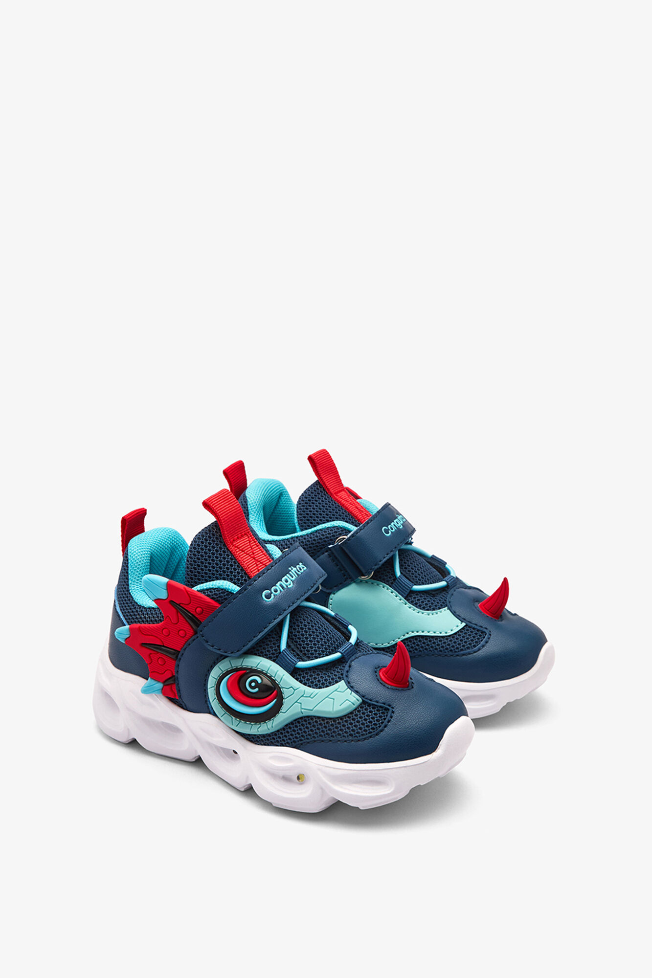 Conguitos Estes chinelos de quarto azuis com dinossauros iluminados s&atilde;o feitos para aventuras. Eles se destacam pela estampado divertida e colorida de suas criaturas m&aacute;gicas favoritas. Apresentam luzes no solado que se iluminam enquanto caminham e cadar&ccedil;os el&aacute;st