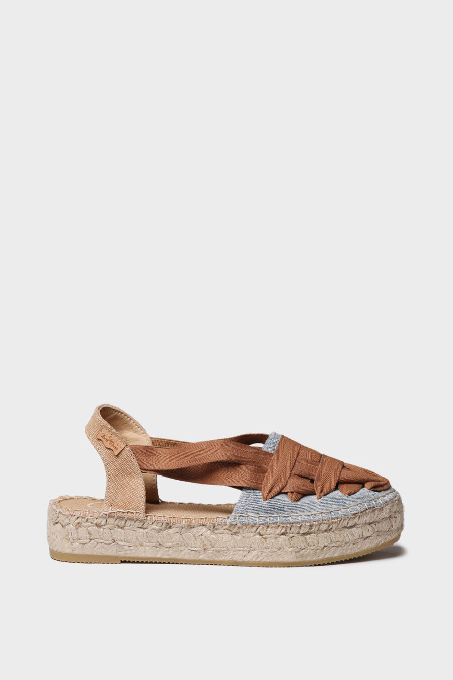 Alpargata plana con tiras cruzadas