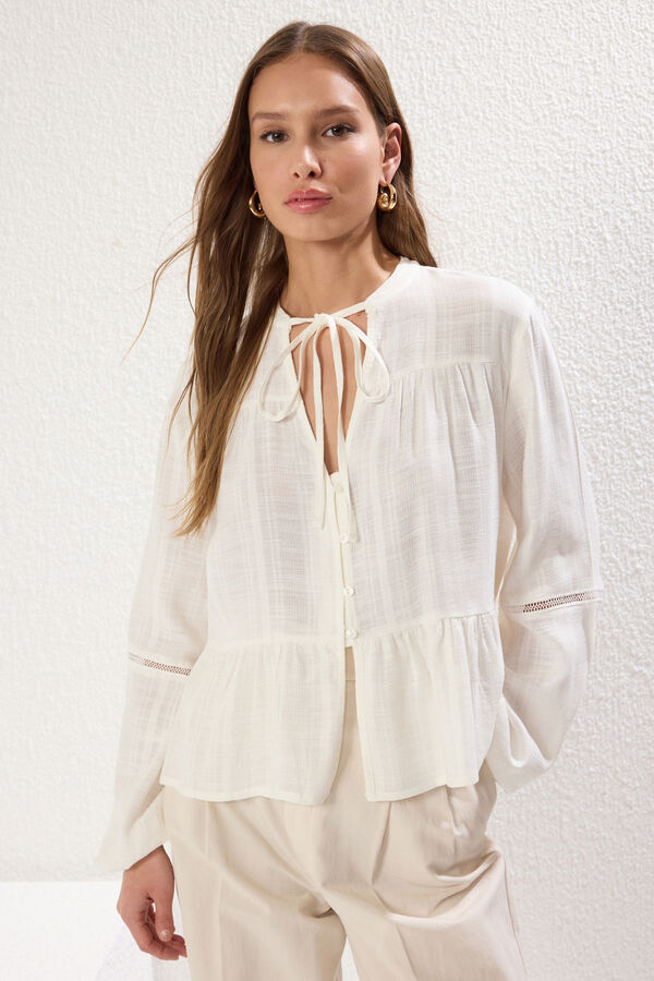 Trendyol Blusa flu&iacute;da botones blanco
