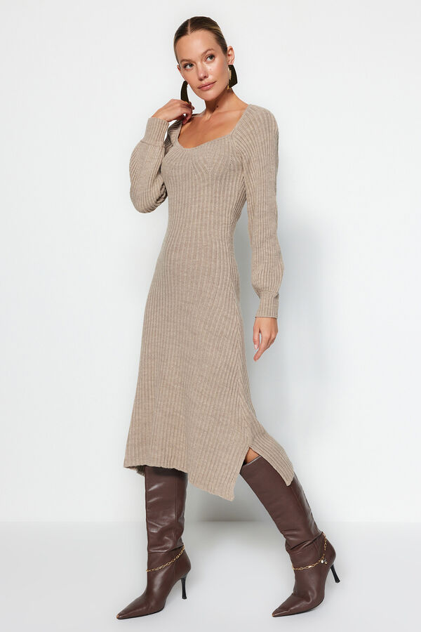 Trendyol Vestido midi con escote coraz&oacute;n nude