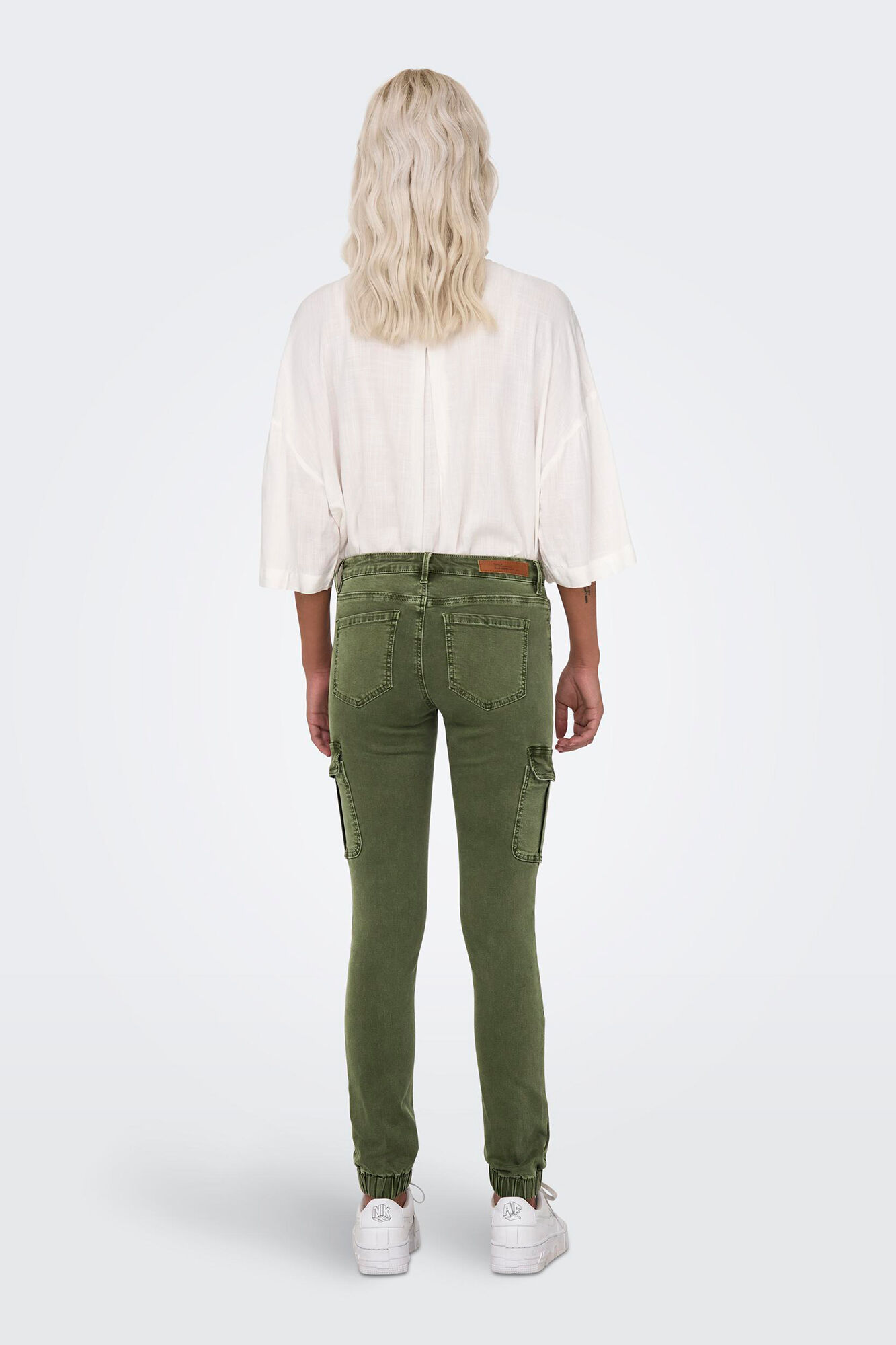 Only Pantal&oacute;n estilo cargo con bolsillos laterales