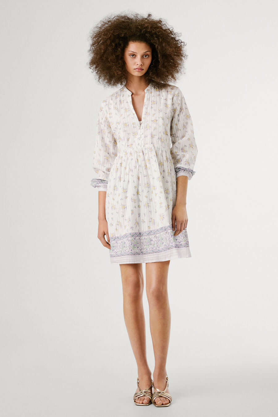 Vestido corto de manga larga con estampado floral.