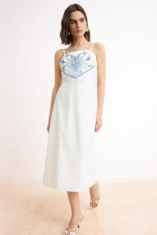 Trendyol Vestido midi tirantes bordado marfil