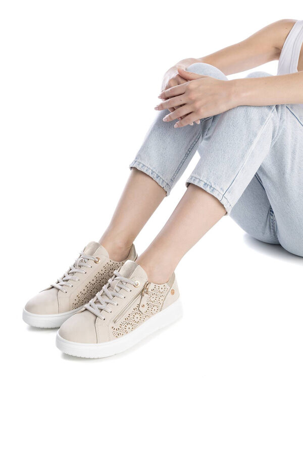 XTI Zapatilla Troquelado Cremallera beige