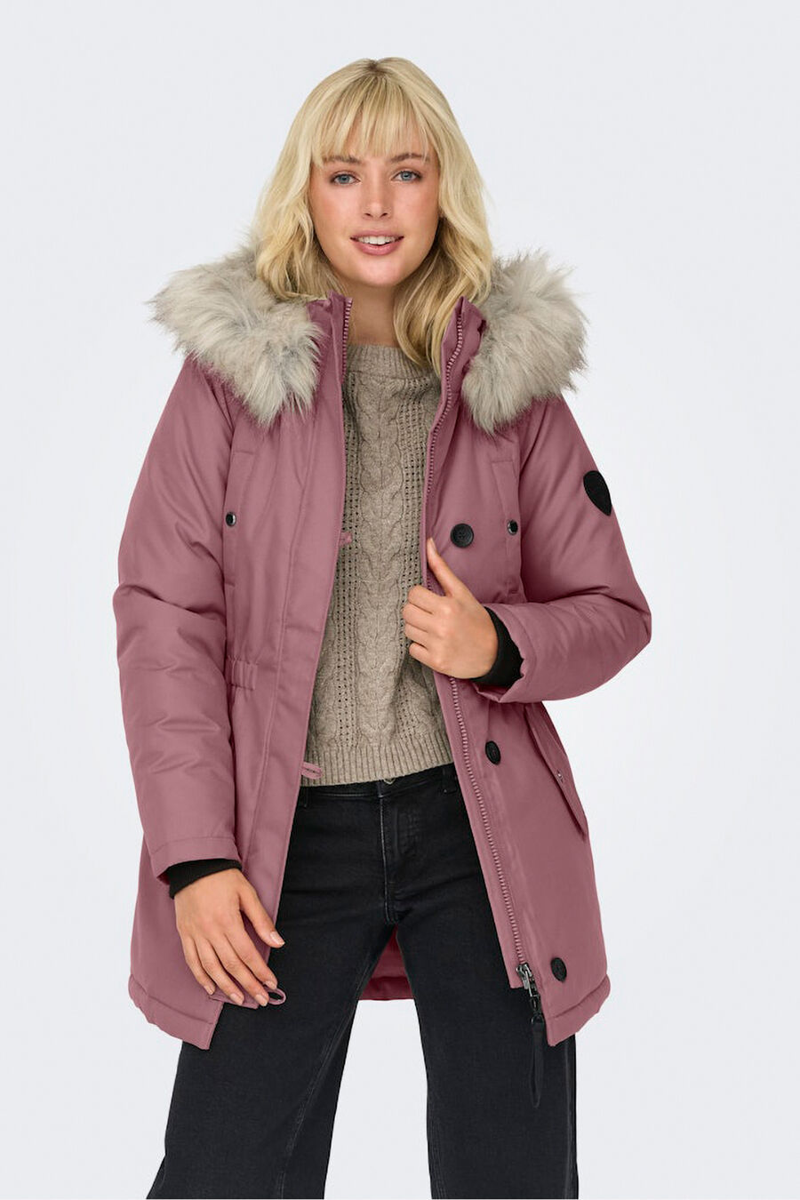 Parka con capucha con pelo