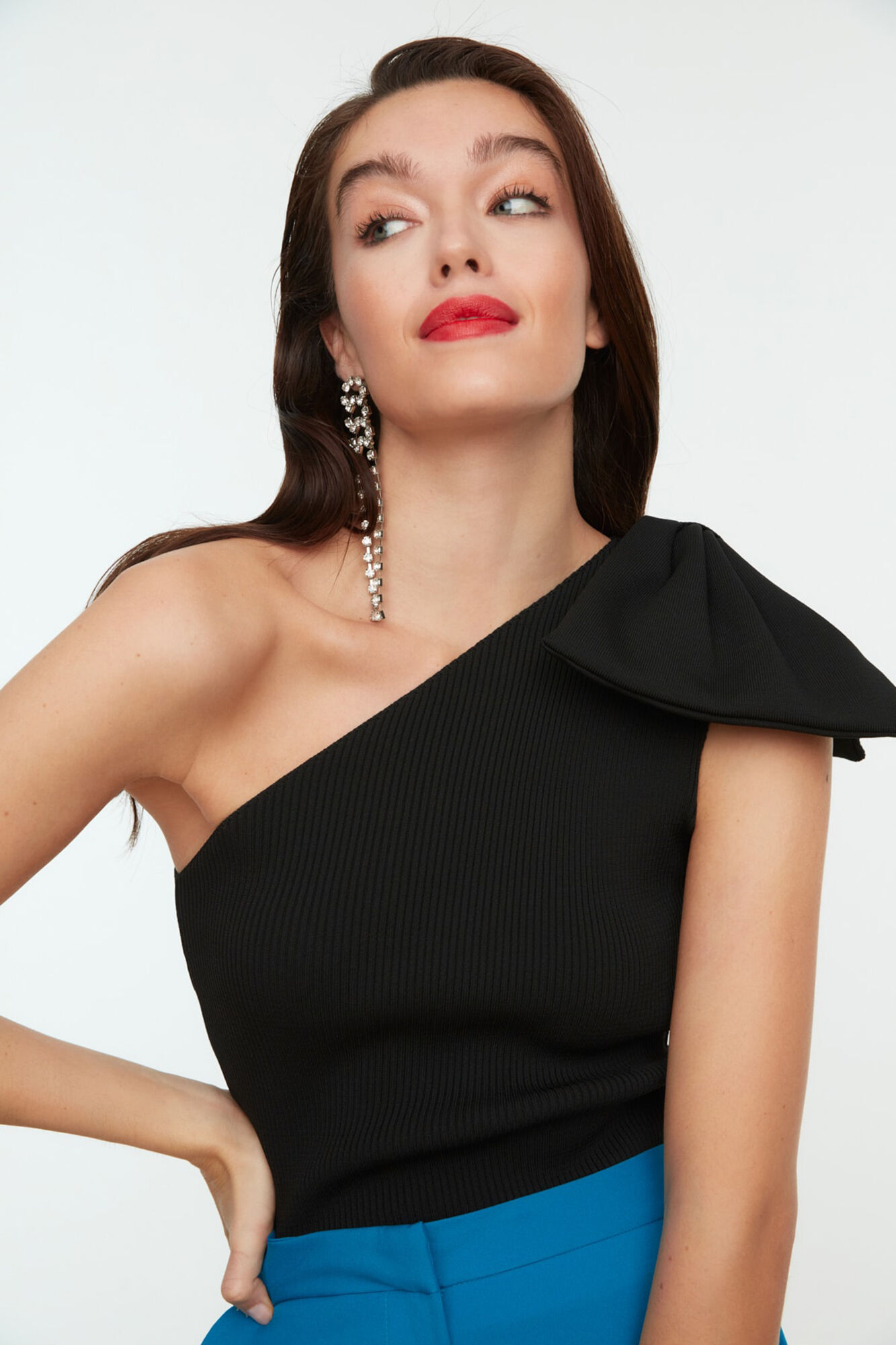 Trendyol Blusa con lazo y una sola manga