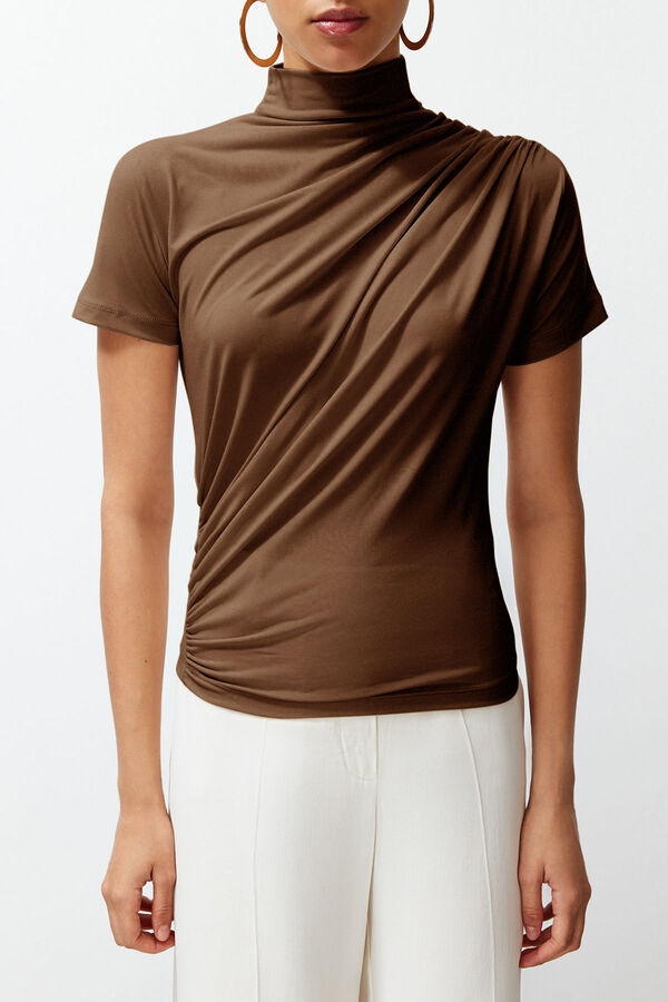 Trendyol Blusa con cuello alto marr&oacute;n