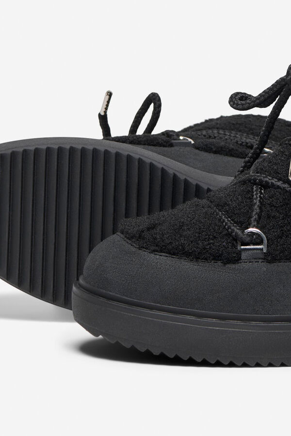 Only Botim de camur&ccedil;a e borrego preto