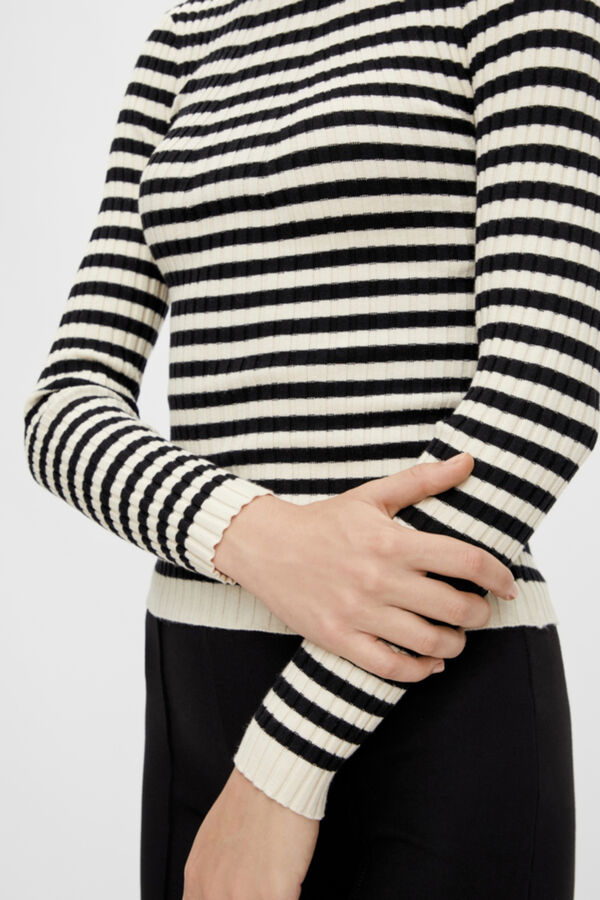 Springfield Basic jersey-knit jumper with ribbed construction and round neck. Long sleeves. natural