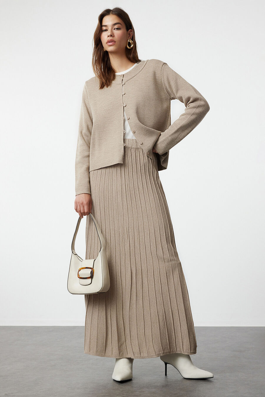 Conjunto de cárdigan, falda y top de punto