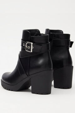 Inside Stiefel mit gekreuzter Schnalle