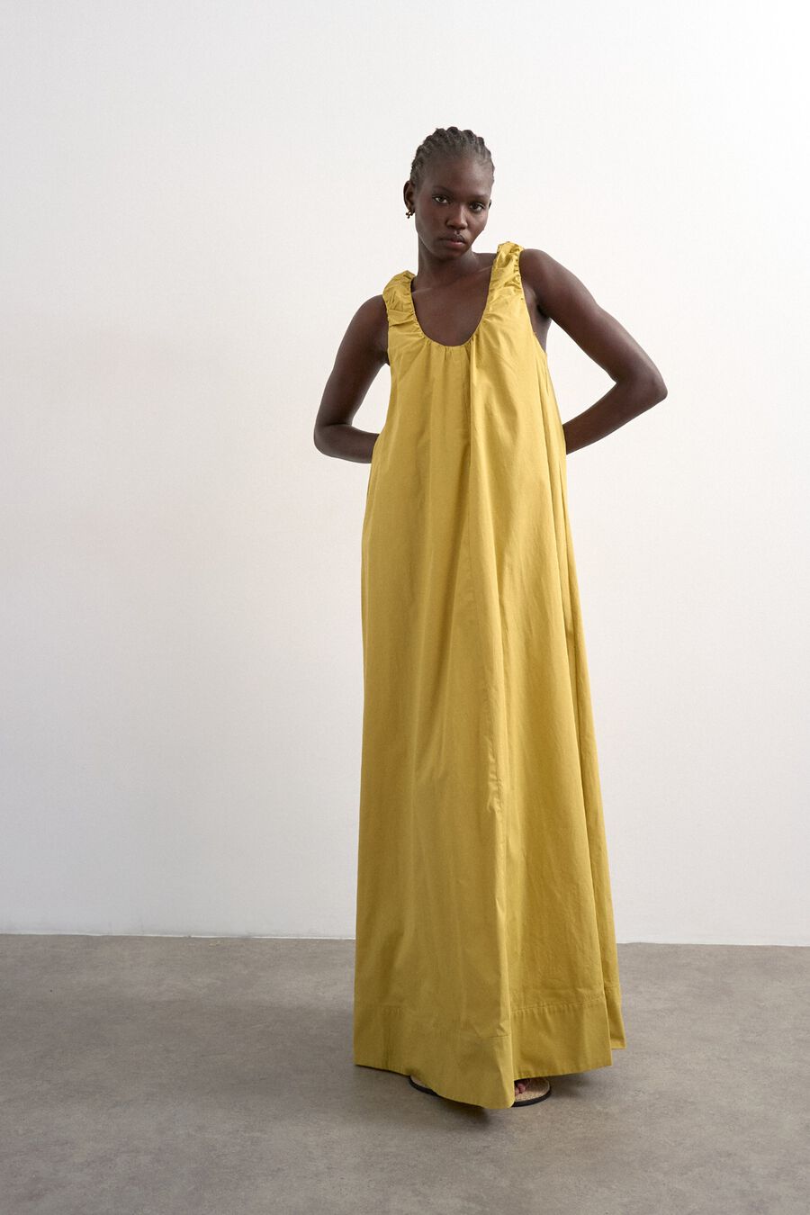 Vestido largo de tirantes fruncidos