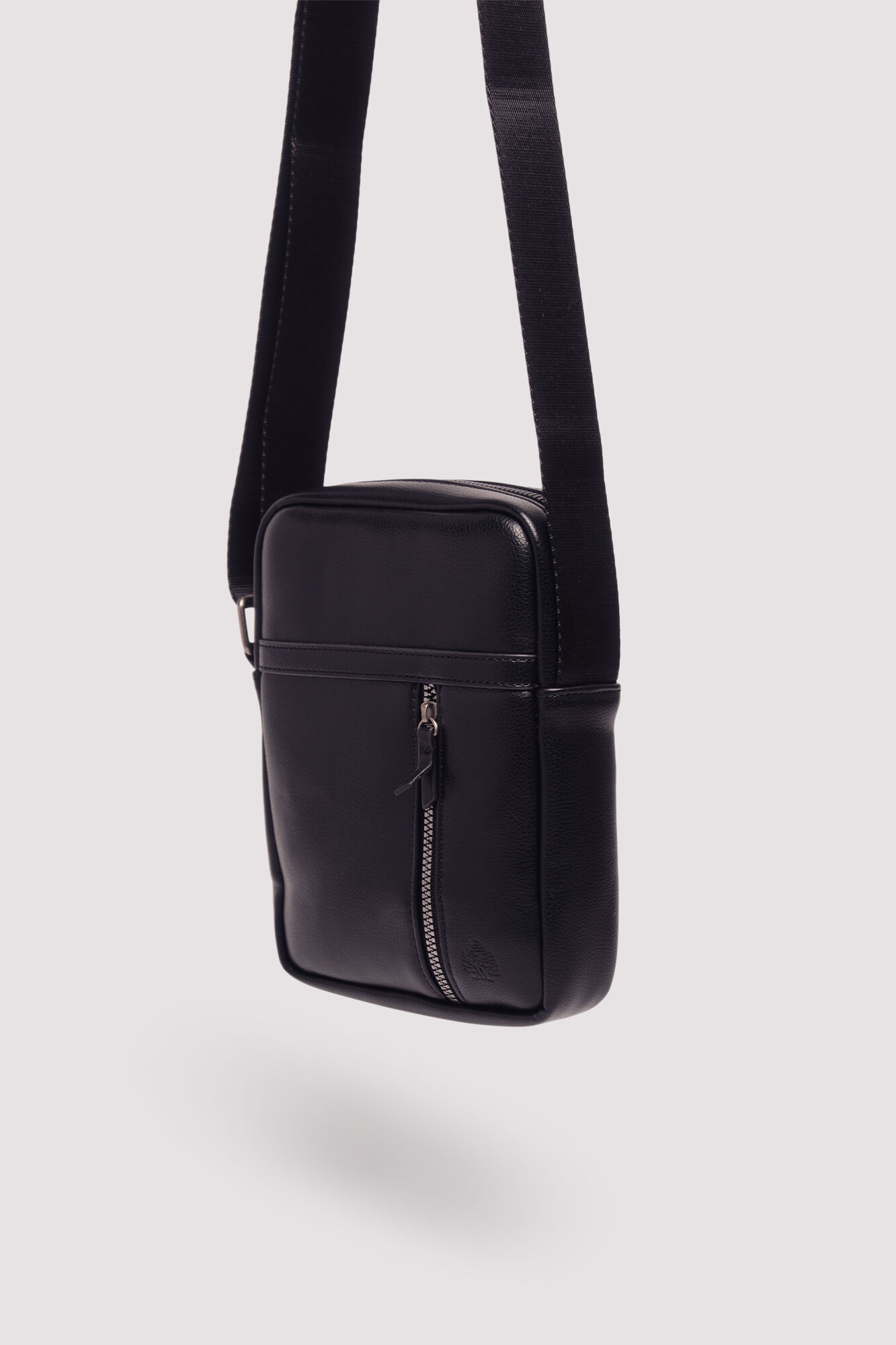 Springfield K&ouml;zepes m&eacute;retű fekete keresztp&aacute;ntos t&aacute;ska