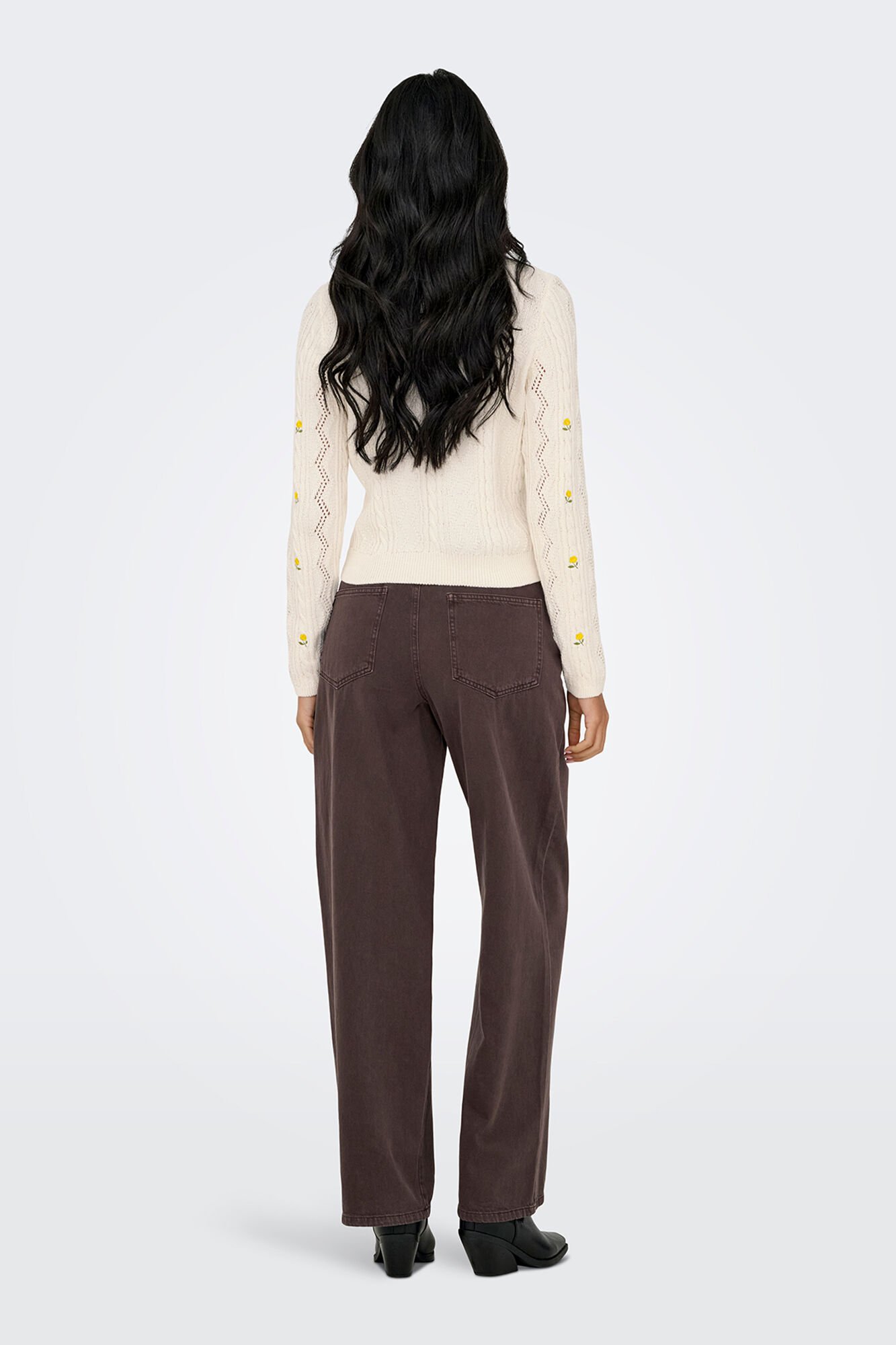 Only Su&eacute;ter com detalhes vazados e bordados.