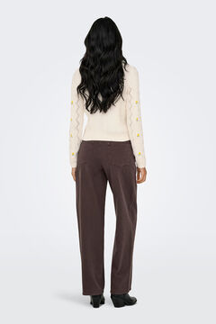 Only Su&eacute;ter com detalhes vazados e bordados.