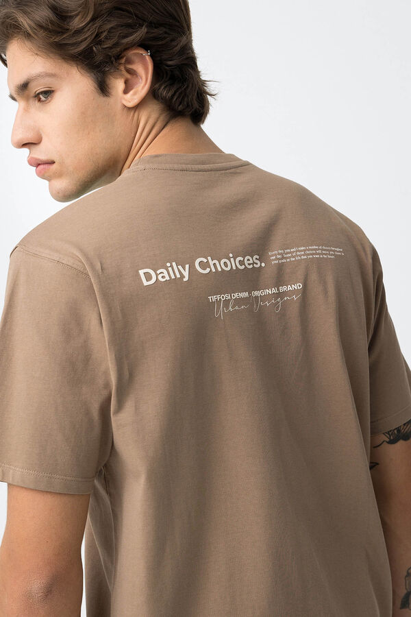 Tiffosi Camiseta con Mensajes en Relieve marr&oacute;n